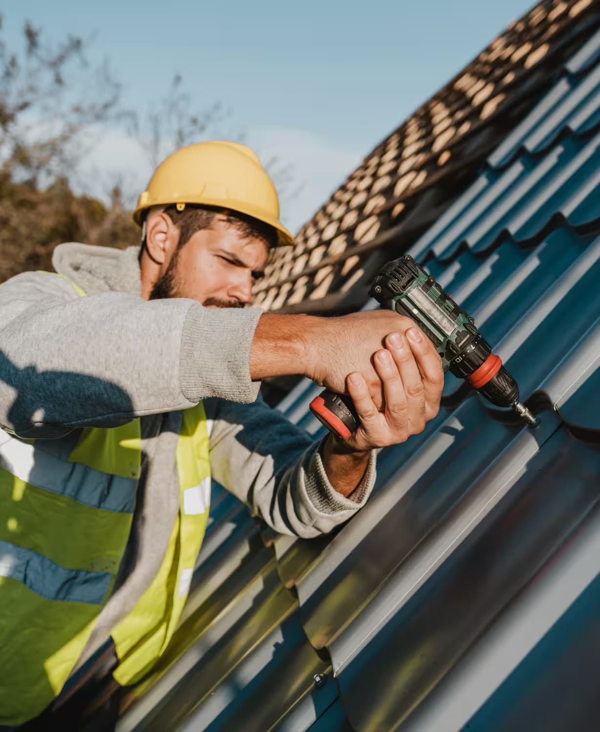 homme travaillant sur toiture