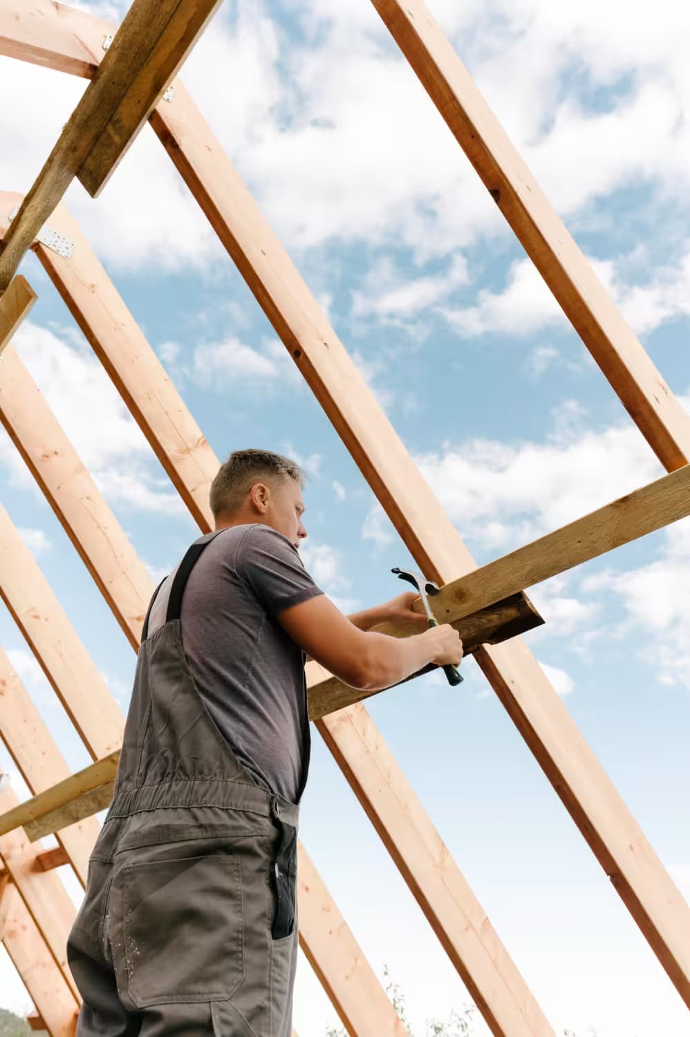 homme travaillant sur charpente